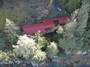 View of the prefab cabin in BC, Canada from above, showcasing the sprawling deck