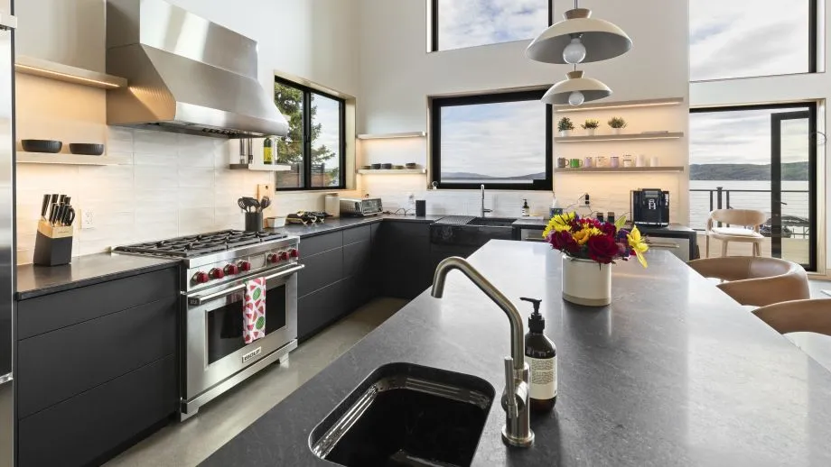 A luxurious and spacious kitchen